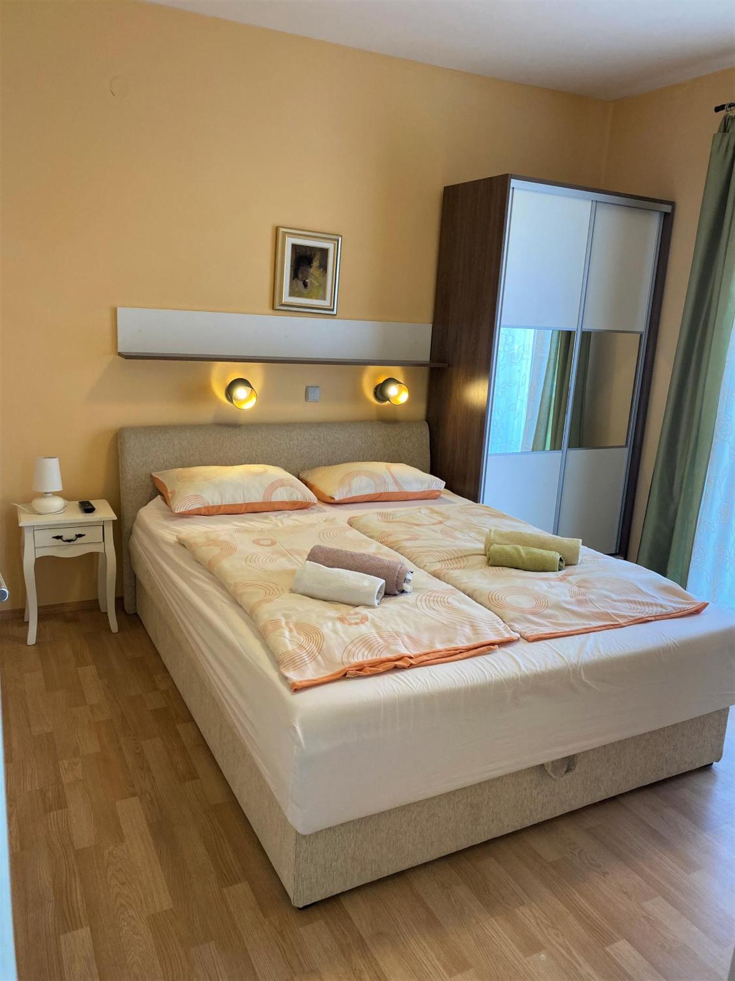 Guesthouse Mira Rab Town Habitación foto